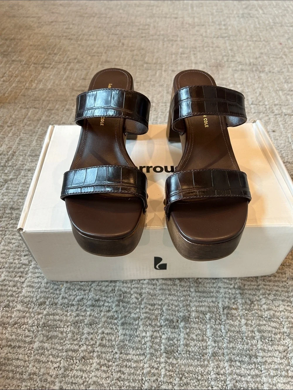 LARROUDÉ X KENNETH COLE: SANDAL DARK OAK CROCO LEATHER 7